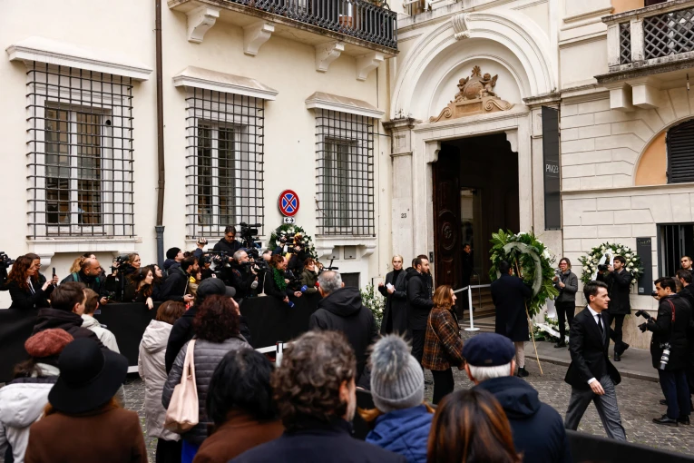 Σε λαϊκό προσκύνημα η σορός του Valentino / Reuters