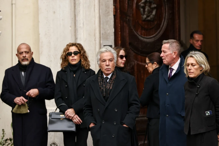 Συνεργάτες του Valentino έξω από το ατελιέ  / Reuters