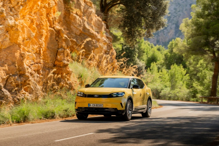 2026-ford-capri-vivid-yellow-exterior-02.jpg?v=0