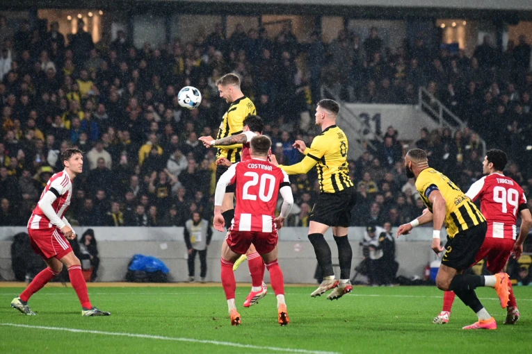 Ο Βάργκα νικά τους πάντες στον αέρα για το 1-0