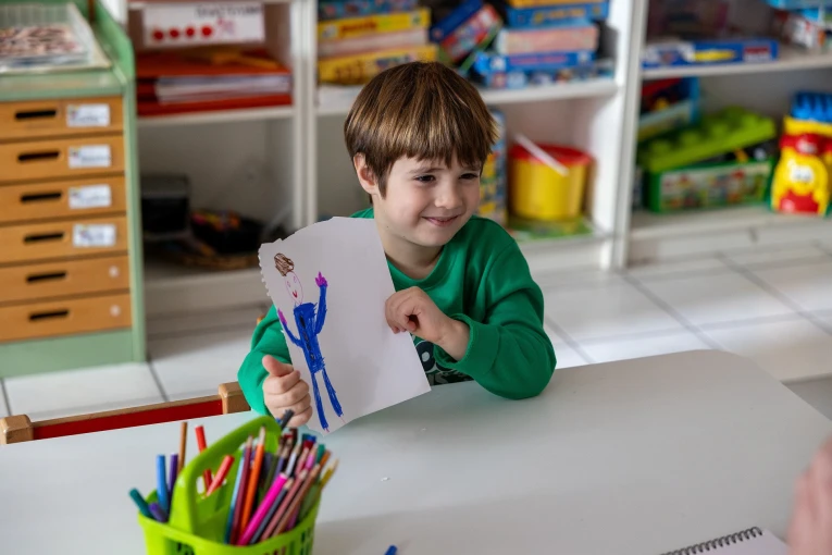 Ο μικρός Ιάσονας Τσιώνης που υποδύεται τον Βίκτωρα, τον τηλεοπτικό γιο του Αναστάση Ροϊλού.