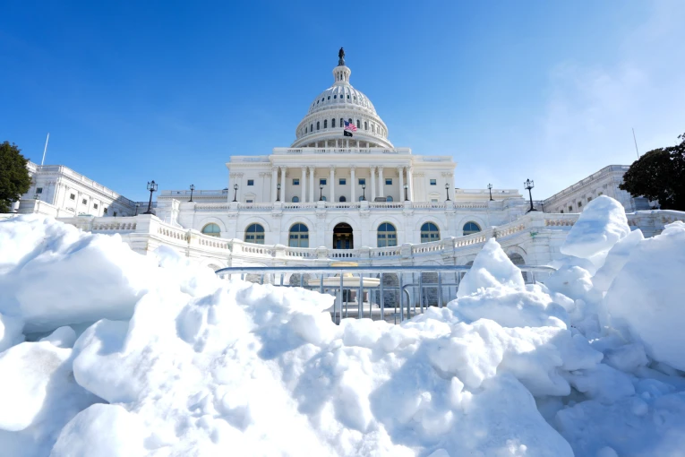 Η αμερικάνικη Γερουσία καλυμμένη με χιόνι / Reuters