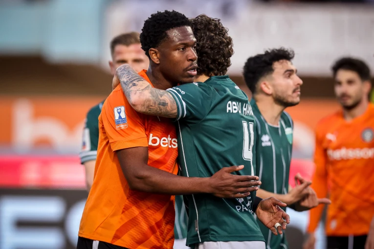 Eurokinissi <br>﻿Λέγια Ισέκα και Αμπού Χάνα αγκαλιάζονται μετά το σκληρό τάκλιν του επιθετικού του ΟΦΗ