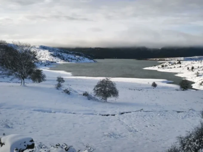 Η χιονισμένη λίμνη Πηγών Αώου. Φωτό: epiruspost.gr