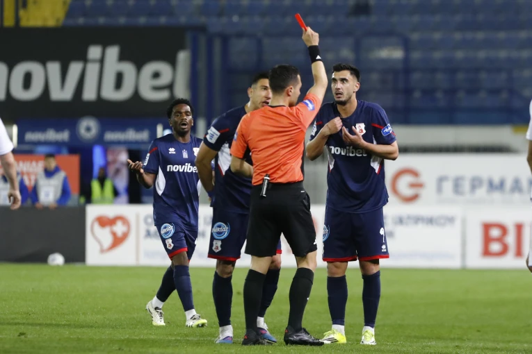 Eurokinissi/ Ο Αντρέι Ίβαν αποβάλλεται με δεύτερη κίτρινη κάρτα στο 63΄