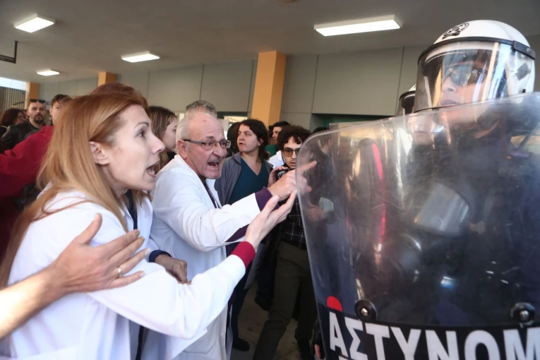          Ένταση στην επίσκεψη Γεωργιάδη στο Γενικό Κρατικό / Φωτ.: Eurokinissi     