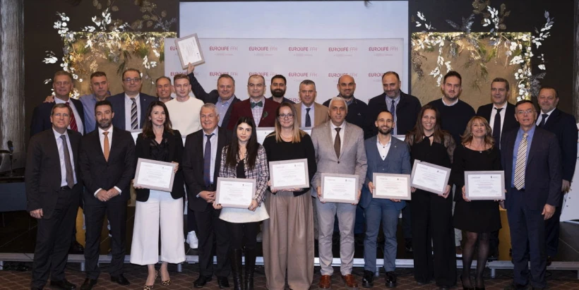 (από κάτω αριστερά):  1η σειρά – ΔΕΛΕΝΔΑΣ ΝΙΚΟΛΑΟΣ – ΓΕΝΙΚΟΣ ΔΙΕΥΘΥΝΤΗΣ ΠΩΛΗΣΕΩΝ, ΕΚΠΑΙΔΕΥΣΗΣ & ΑΝΑΠΤΥΞΗΣ ΠΡΟΪΟΝΤΩΝ EUROLIFE FFH,  ΦΟΥΣΤΕΡΗΣ ΑΝΔΡΕΑΣ – ΕΠΙΚΟΥΡΟΣ ΚΑΘΗΓΗΤΗΣ ΠΑΝΕΠΙΣΤΗΜΙΟΥ ΠΕΙΡΑΙΩΣ, ΑΪΔΙΝΗ ΑΙΚΑΤΕΡΙΝΗ– Γραφείο: HOWDEN –BROKERS, ΓΕΩΡΓΑΚΕΛΛΟΣ ΔΗΜΗΤΡΙΟΣ – ΚΑΘΗΓΗΤΗΣ ΠΑΝΕΠΙΣΤΗΜΙΟΥ ΠΕΙΡΑΙΩΣ, ΕΠΙΣΤΗΜΟΝΙΚΟΣ ΥΠΕΥΘΥΝΟΣ ΠΡΟΓΡΑΜΜΑΤΟΣ,  ΑΡΓΥΡΟΠΟΥΛΟΥ ΔΕΣΠΟΙΝΑ  – Γραφείο: ΑΠΟΛΛΩΝ Α.Ε. ΜΕΣΙΤΕΙΑΣ ΑΣΦΑΛ., ΠΑΠΑΔΟΠΟΥΛΟΥ ΕΛΕΝΗ  – Γραφείο: FRONTLINE., ΞΕΝΙΔΗΣ ΜΙΧΑΛΗΣ – Γραφείο:  EURENTA ΕΛΛΑΣ ΜΟΝ. ΕΠΕ ΑΣΦ. ΠΡΑΚΤ,  ΑΝΑΣΤΑΣΙΑΔΗΣ ΑΧΙΛΕΑΣ – Γραφείο:  ΙΟΝΙΟΣ ΑΕ ΣΥΝΤΟΝΙΣΤΗΣ ΑΣΦ. ΠΡΑ. & ΑΣΦ. ΠΡΑΚΤ. ΑΕ,  ΤΟΠΑΛΙΔΟΥ ΕΙΡΗΝΗ – Γραφείο:  Mega Brokers, ΠΑΛΛΑ ΜΑΚΡΙΝΑ – Γραφείο: NISG ΑΣΦΑΛΕΙΕΣ ΒΟΥΤΣΑΛΑΣ, ΓΕΩΡΓΟΠΟΥΛΟΣ ΝΙΚΟΛΑΟΣ – ΚΑΘΗΓΗΤΗΣ ΠΑΝΕΠΙΣΤΗΜΙΟΥ ΠΕΙΡΑΙΩΣ. 