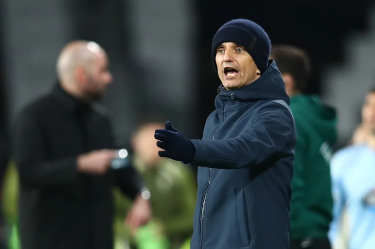 Eurokinissi/ Ο Ραζβάν Λουτσέσκου δίνει οδηγίες στους παίκτες του.