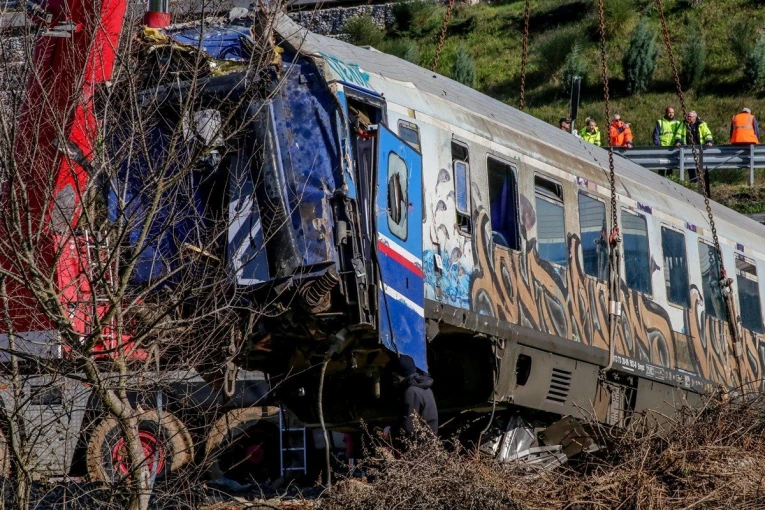 αγνοούμενους στα συντρίμμια των δύο αμαξοστοιχιών που συγκρούστηκαν στα Τέμπη. Παρασκευή 3 Μαρτίου 2023 (ΛΕΩΝΙΔΑΣ ΤΖΕΚΑΣ/EUROKINISSI)