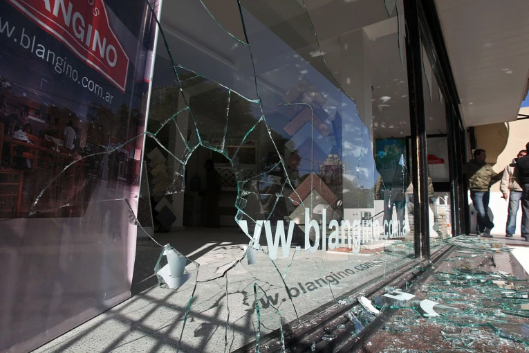 Σπασμένη βιτρίνα καταστήματος έξω από το Μονουμεντάλ/ ΑΠΕ ΜΠΕ