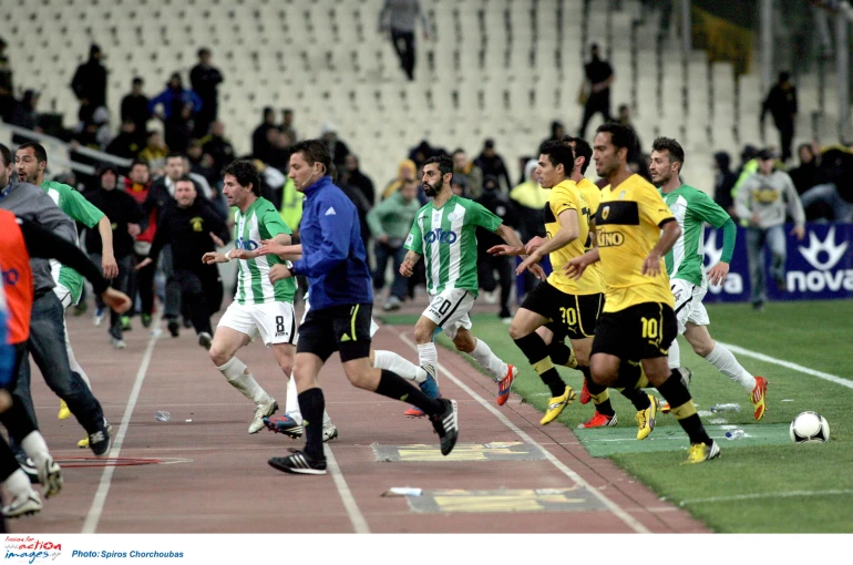 Στιγμή από την εισβολή οπαδών στο ΑΕΚ - Πανθρακικός/ EUROKINISSI