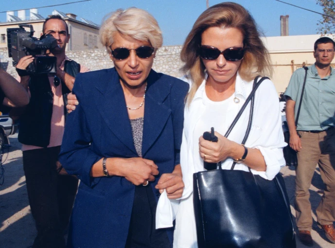 Η μητέρα του Σορίν Ματέι με τη δικηγόρο της/Eurokinissi