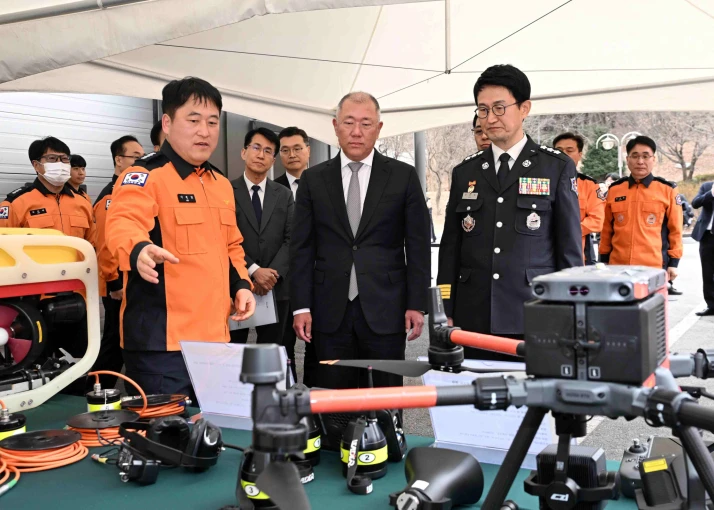 2026-image2-hmg-donates-unmanned-firefighting-robots-to-korea-national-fire-agency-for-safeguarding-firefighters.jpg?v=0
