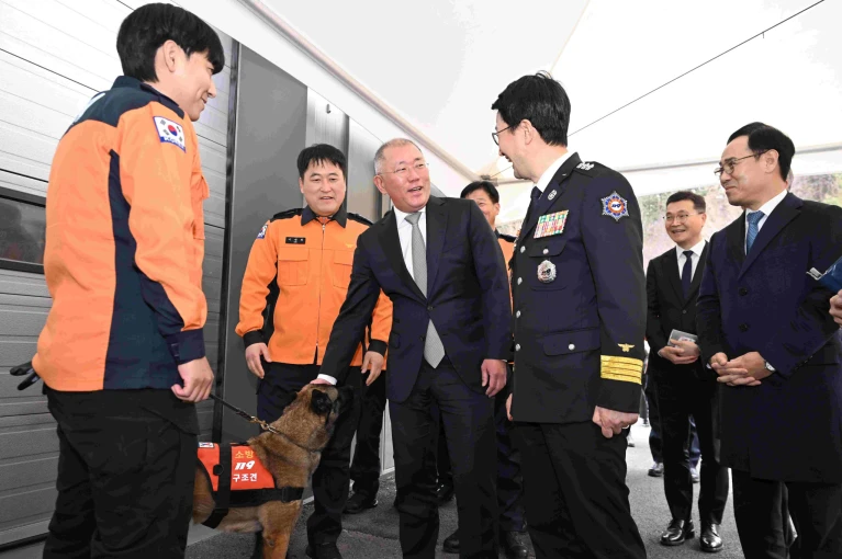 2026-image3-hmg-donates-unmanned-firefighting-robots-to-korea-national-fire-agency-for-safeguarding-firefighters.jpg?v=0