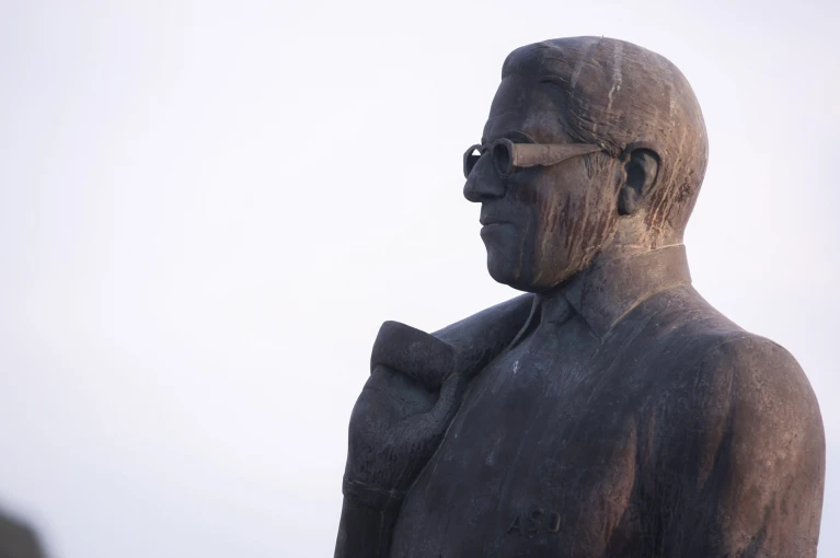 Το άγαλμα του Αριστοτέλη Ωνάση στο Νυδρί Λευκάδας / Φωτ.: Intime