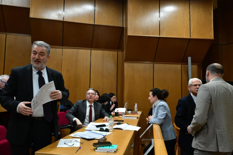Αριστερά ο Κώστας Παπαδάκης στη δίκη της Χρυσής Αυγής. Φωτό: ΤΑΤΙΑΝΑ ΜΠΟΛΑΡΗ/EUROKINISSI