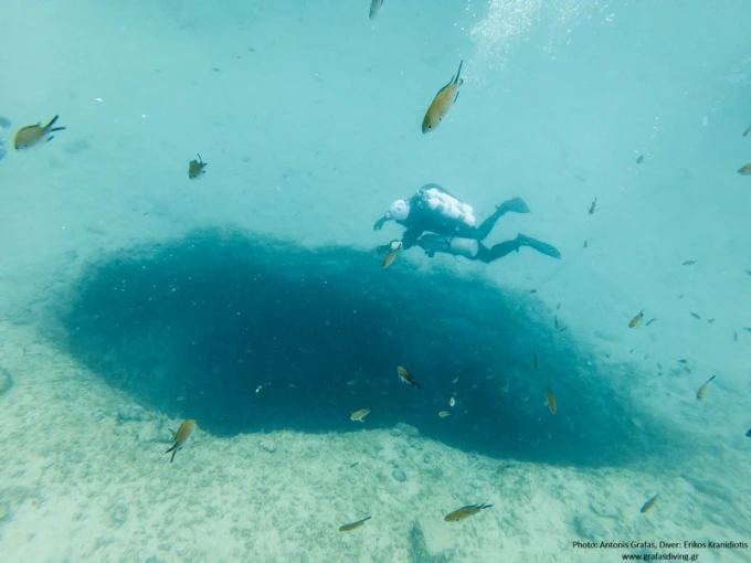 Το στόμιο του πηγαδιού στο 2ο λιμανάκι της Βουλιαγμένης όπως το βλέπει ο δύτης