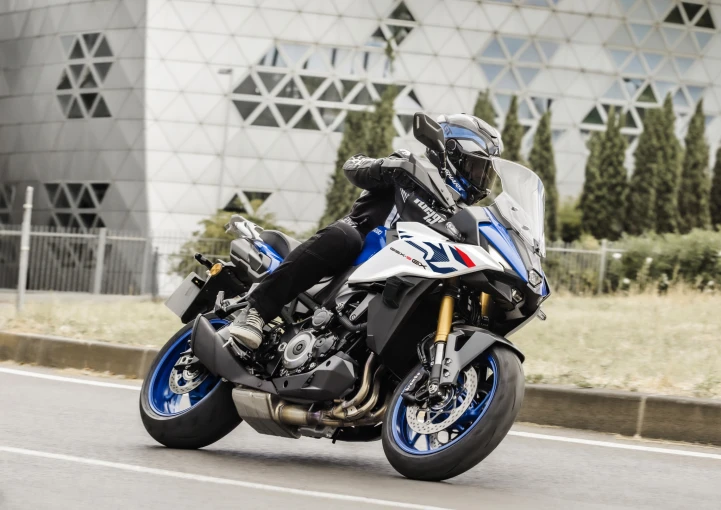 gsx-s1000gx-m6-action-02.jpg?v=0