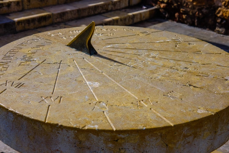 Ηλιακό ρολόι (IMAGO / YAY Images)