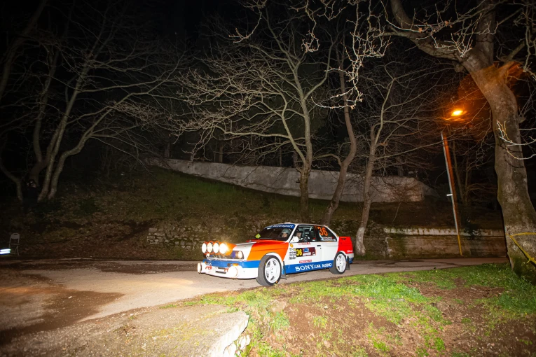 Στο πρωτάθλημα των Ιστορικών, οι Πρωταθλητές του 2025, Μάριος Σταφυλοπάτης-Γιώργος Χατζηρήγας απέκτησαν από νωρίς προβάδισμα νίκης με την BMW M3 E30