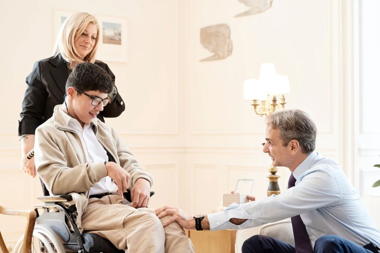 Ο Κυριάκος Μητσοτάκης με τον Παναγιώτη και τη μαμά του, Μάγδα (Γραφείο Τύπου Πρωθυπουργού)