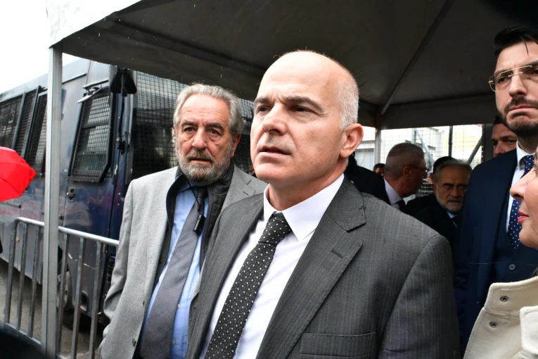 Ο Αντώνης Ψαρόπουλος στην είσοδο της δικαστικής αίθουσας. Φωτό: TΑΤΙΑΝΑ ΜΠΟΛΑΡΗ/EUROKINISSI
