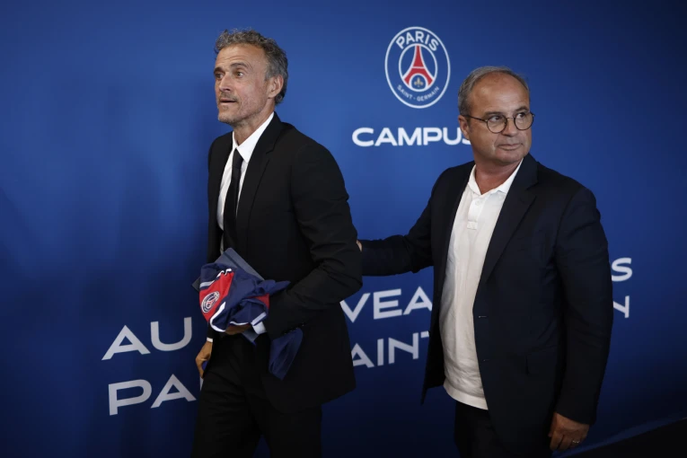 Ο Λούις Κάμπος με τον νυν προπονητή της Παρί Σεν Ζερμέν, Λουίς Ενρίκε. / ΑΠΕ ΜΠΕ