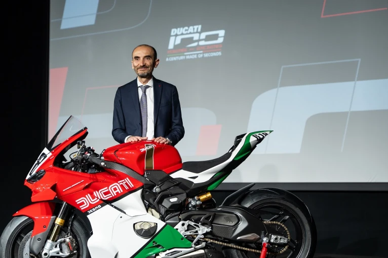 Η Ducati παρουσιάζei στο Borgo Panigale το “Manuale del Made in Italy secondo Ducati”, ένα επετειακό εγχειρίδιο που αποτυπώνει τη φιλοσοφία, τις αξίες και τη σχεδιαστική ταυτότητα της μάρκας.