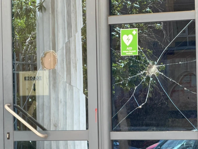 Επίθεση με μπογιές και βαριοπούλες στο Διοικητικό Εφετείο Αθηνών / Φωτ.: Γιάννης Κέμμος, flash.gr