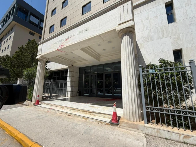 Επίθεση με μπογιές και βαριοπούλες στο Διοικητικό Εφετείο Αθηνών / Φωτ.: Γιάννης Κέμμος, flash.gr