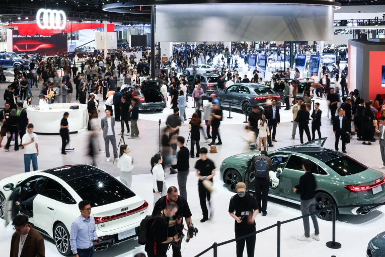 Η στρατηγική της Audi στην Κίνα στηρίζεται πλέον σε δύο ισχυρές συνεργασίες, με τη FAW και τη SAIC