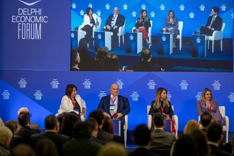         Από αριστερά: Μαρία Πατακιούτη, Διευθύντρια Ανθρώπων και Κουλτούρας, Παπαστράτος & Southeast Europe of Philip Morris International - Γιώργος Καββαθάς, Πρόεδρος Γενικής Συνομοσπονδίας Επαγγελματιών Βιοτεχνών Εμπόρων Ελλάδας (ΓΣΕΒΕΕ) - Μαρία Βερούχη, Διευθύνουσα Σύμβουλος, Edenred, Ελλάδα - Άννα Ευθυμίου, Υφυπουργός Εργασίας και Κοινωνικής Ασφάλισης - Παύλος Πανταζόπουλος, Παρουσιαστής Ειδήσεων, Naftemporiki TV     