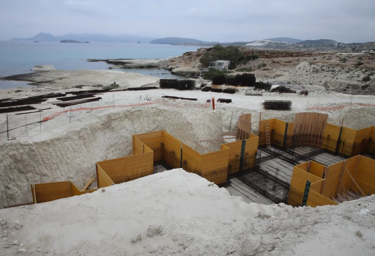 ΑΝΑΣΤΟΛΗ ΤΩΝ ΕΡΓΑΣΙΩΝ ΣΕ ΥΠΟ ΑΝΕΓΕΡΣΗ ΞΕΝΟΔΟΧΕΙΟ ΣΤΟ ΣΑΡΑΚΗΝΙΚΟ ΤΗΣ ΜΗΛΟΥ ΜΕΤΑ ΑΠΟ ΑΝΤΙΔΡΑΣΕΙΣ ΦΟΡΕΩΝ ΚΑΙ ΚΑΤΟΙΚΩΝ (ΦΩΤΟ:  INTIME NEWS / ΒΗΧΟΣ ΝΙΚΟΣ VICHOS NIKOS)