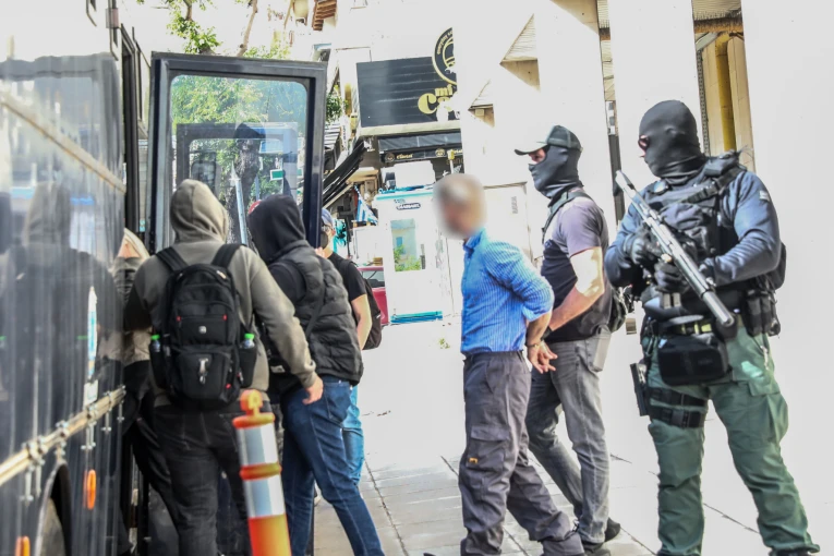 ΣΤΟΝ ΕΙΣΑΓΓΕΛΕΑ ΟΙ ΣΥΛΛΗΦΘΕΝΤΕΣ ΓΙΑ ΤΗΝ ΛΗΣΤΕΙΑ ΣΕ ΤΡΑΠΕΖΑ ΣΤΗΝ ΚΑΤΩ ΤΙΘΟΡΕΑ (ΦΩΤΟ: ΔΑΝΑΗ ΔΑΥΛΟΠΟΥΛΟΥ/EUROKINISSI)