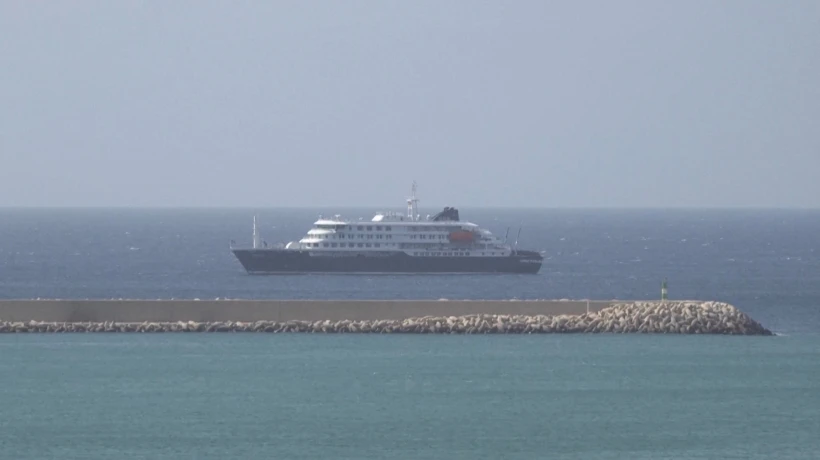 Το κρουαζιερόπλοιο MV Hondius στα ανοικτά του λιμανιού του Πράσινου Ακρωτηρίου/Reuters