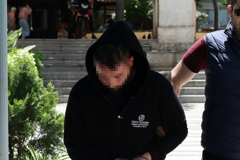 O 30χρονος φερόμενος δράστης οδηγείται στην ανακρίτρια Ηρακλείου. Φωτό: Image Online/INTIME