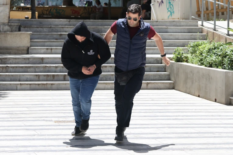 O 30χρονος φερόμενος δράστης οδηγείται στην ανακρίτρια Ηρακλείου. Φωτό: Image Online/INTIME