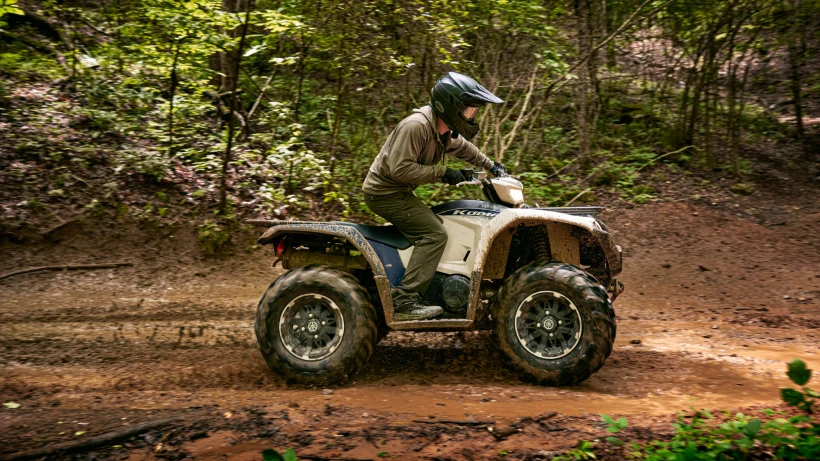 2024-yamaha-yfm450fwbd-24s-eu-desert-tan-midnight-blue-action-003-03.jpg