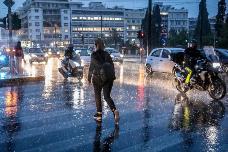 ΒΡΟΧΗ ΣΤΗΝ ΑΘΗΝΑ (ΦΩΤΟ: ΔΑΝΑΗ ΔΑΥΛΟΠΟΥΛΟΥ/EUROKINISSI)