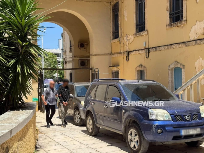 Ο πατέρας της 3χρονης οδηγείται στα Δικαστήρια Χανίων. Φωτό: Flashnews.gr