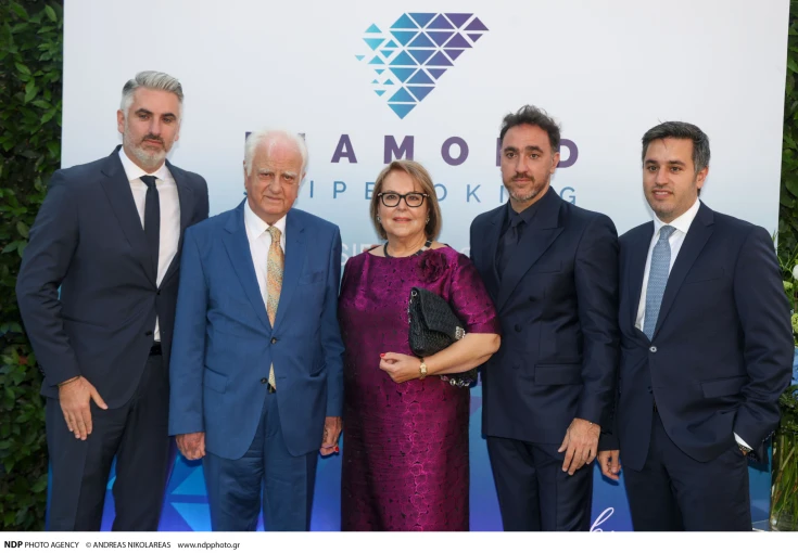 Ο ιδρυτής της “Diamond Shipbroking”&nbsp; Βασίλης Διαμαντίδης με τους αδελφούς του Δημήτρη και Κωνσταντίνο και τους γονείς του Γιάννη και Αλεξάνδρα