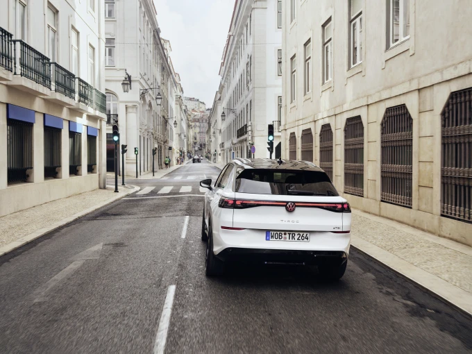 Το νέο Volkswagen T-Roc είναι διαθέσιμο στην ελληνική αγορά με τιμή από 28.590 ευρώ στην έκδοση Trend με 1.5 eTSI 48V και αυτόματο κιβώτιο DSG