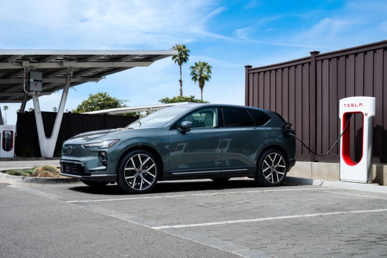 fast-charging-gets-even-easier-for-all-electric-volvo-drivers-1.jpg?v=0