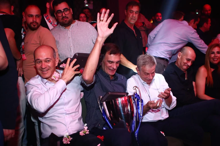 Ο κόουτς Μπαρτζώκας με τους αδελφούς Αγγελόπουλους / Eurokinissi