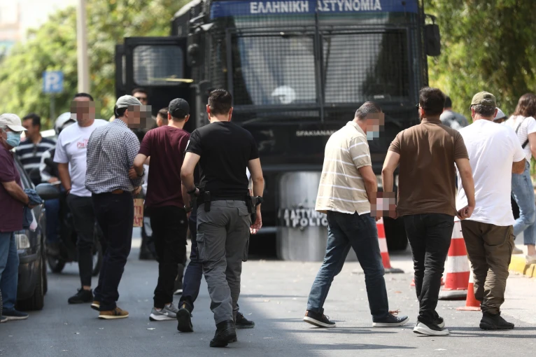MΕΤΑΓΩΓΗ ΣΤΟΝ ΑΝΑΚΡΙΤΗ ΤΩΝ ΕΞΙ ΣΥΛΗΦΘΕΝΤΩΝ ΑΠΟ ΤΟ ΚΥΚΛΩΜΑ ΠΑΡΑΝΟΜΩΝ ΠΟΛΕΟΔΟΜΙΚΩΝ ΕΞΥΠΗΡΕΤΗΣΕΩΝ (ΦΩΤΟ: INTIME NEWS / ΜΗΤΣΑΚΟΣ ΔΗΜΗΤΡΗΣ)