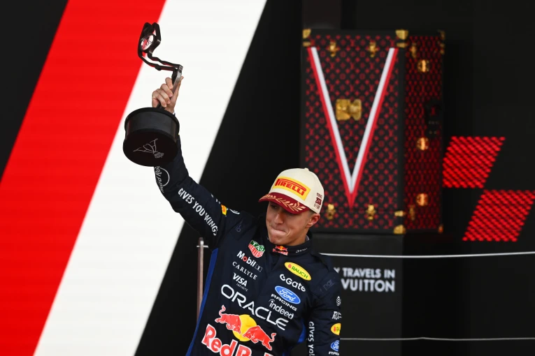 Φωτογραφία αρχείου: F1 2026 MC Grand Prix (Pirelli) Ο νεαρός Ιζάκ Χατζάρ της Red Bull ο οποίος είχε πανηγυρίσει το πρώτο βάθρο της καριέρας του τερματίζοντας στα χαρτιά 3ος, υποβιβάστηκε αναδρομικά στην 4η  θέση