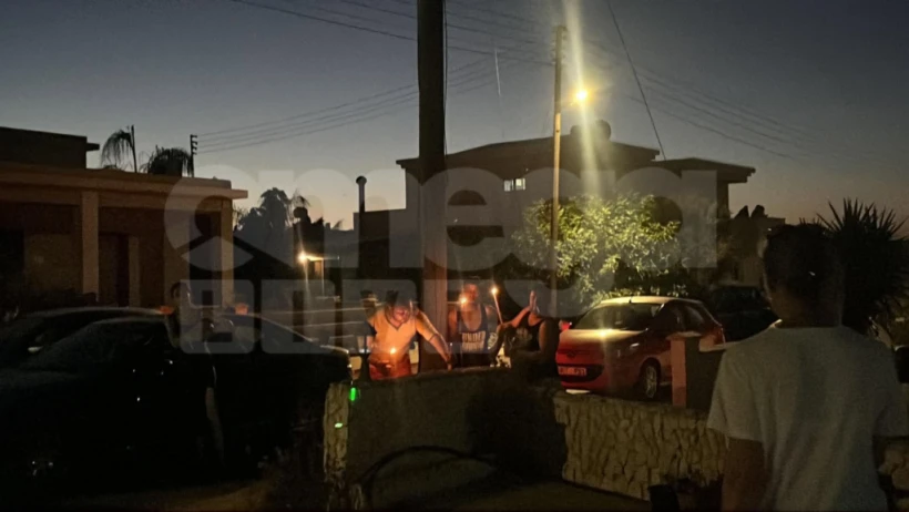 Γείτονες άναψαν κεριά στην μνήμη των δύο παιδιών έξω από το σπίτι/ omegalive
