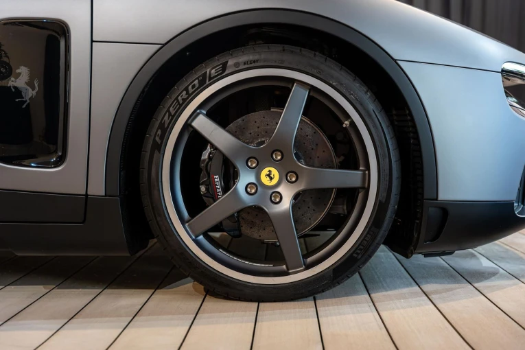 pirelli-p-zero-e-ferrari-luce.jpg?v=0