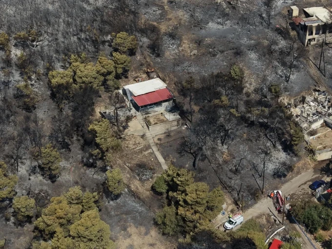 Το σπίτι όπου βρήκαν τραγικό θάνατο οι δύο ηλικιωμένοι, όταν ξέσπασε η φωτιά στη Σαλαμίνα. Φωτό: Γιάννης Κέμμος/Flash.gr