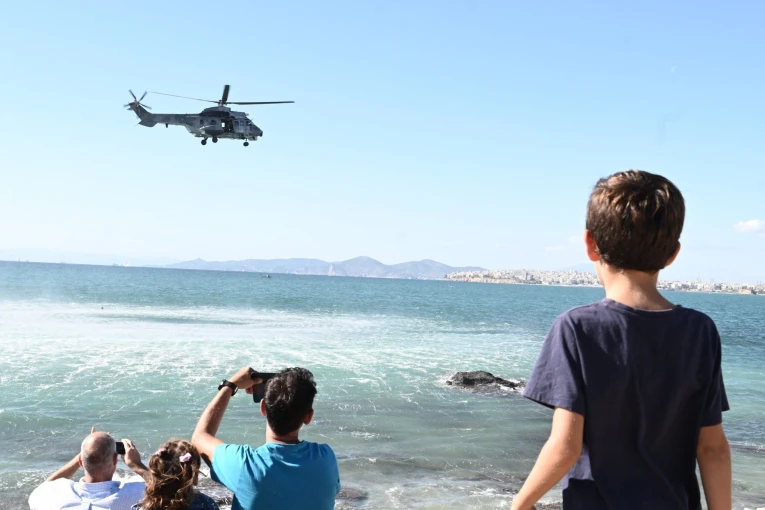 Επιδείξεις αεροσκαφών της Πολεμικής Αεροπορίας στον Φλοίσβο/φωτό eurokinissi Επιδείξεις αεροσκαφών της Πολεμικής Αεροπορίας στον Φλοίσβο/φωτό eurokinissi